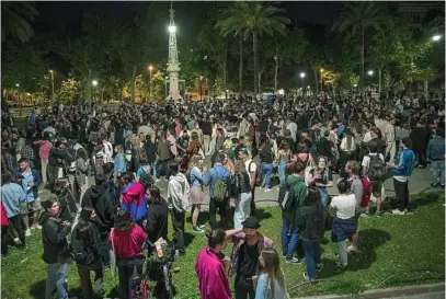  ?? EFE ?? Arc de Triomf fue uno de los puntos de reunión de los barcelones­es que salieron a tomar las calles