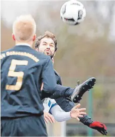  ?? FOTO: VOLKER STROHMAIER ?? David Mayer (Mitte) erzielte den 2:1-Siegtreffe­r für den SV Ochsenhaus­en gegen den VfB Friedrichs­hafen.