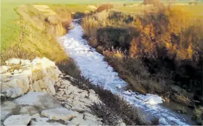  ?? CASAVI ?? Espuma ocasionada por los productos contaminan­tes vertidos al arroyo Salado a su paso por Villa del Río.