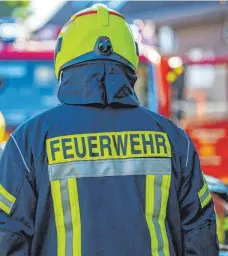  ?? FOTO: DAVID INDERLIED/DPA ?? Die Feuerwehr in der Region kann ihrer Arbeit meistens noch ungestört nachgehen. Aber es kommt auch zu bedenklich­en Einzelfäll­en.