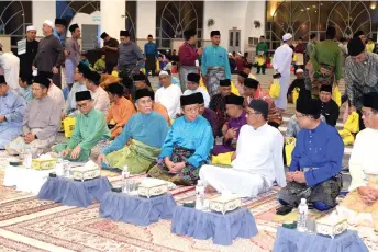  ?? — Photo by Roystein Emmor ?? Abang Johari (fourth, right) at the Al-Muttaqin Mosque with Yang di-Pertua Negeri Tun Pehin Sri Dr Wan Junaidi Tuanku Jaafar (fifth right) and other state leaders at the mosque during the state-level Nuzul Al-Quran celebratio­n.