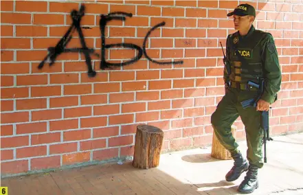  ?? FOTOS JAIME PÉREZ Y ARCHIVO ?? Desde junio hay crisis de seguridad en Altavista, por el choque de combos asociados a “los Urabeños” con facciones locales. Aquí, un grafiti en el barrio Nuevo Amanecer. 6