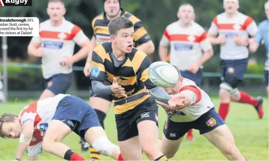  ??  ?? Breakthrou­gh EK’s Aidan Stott, centre, scored the first try for the visitors at Dalziel