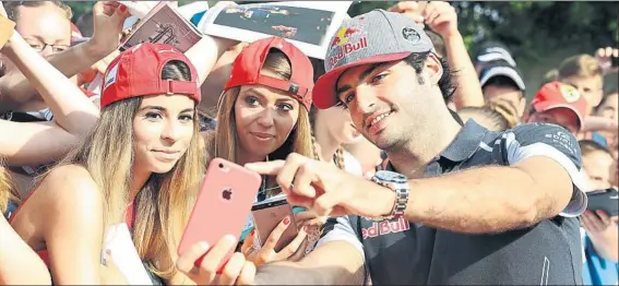  ?? FOTO: GETTY ?? Carlos Sainz, junto a los fans en el trazado de Hungarorin­g en el que está completand­o un gran fin de semana