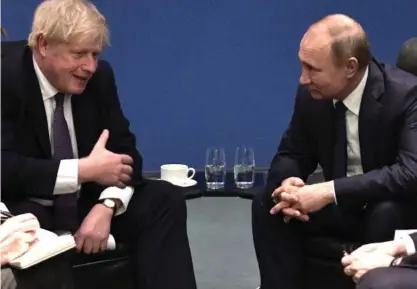  ?? FOTO: ALEXEI NIKOLSKY/AP/TT ?? Storbritan­niens premiärmin­ister Boris Johnson och Rysslands president Vladimir Putin under ett möte i Tyskland i januari i år.