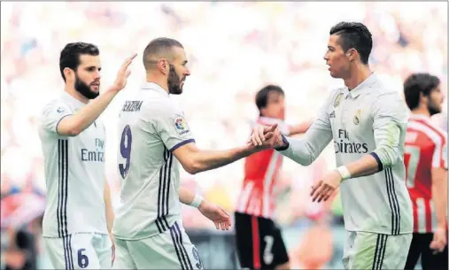  ??  ?? UNO LO DA Y EL OTRO DEFINE. Benzema le agradece a Cristiano el pase que le dio para el 0-1 en San Mamés, el pasado sábado.