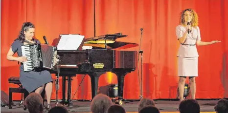  ?? FOTO: GERHARD KREHLIK ?? Marie Giroux (rechts) und Jenny Schäuffele­n sorgten im Bürgersaal für „Pariser Flair“.