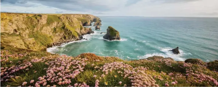  ?? Foto: UIG, imago ?? Schön, schöner, Cornwall: Als Reiseziel und Drehort für Rosamunde-Pilcher-Filme ist die Gegend wunderbar. Doch gleichzeit­ig gehört sie zu den ärmsten Regionen Großbritan­niens.