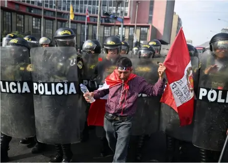  ?? AFP ?? Desde que estalló la crisis, el pasado 7 de diciembre, los enfrentami­entos entre las autoridade­s peruanas y los manifestan­tes ya han dejado 45 fallecidos: 44 civiles y un policía.