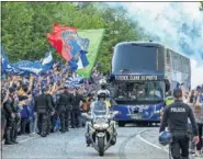  ??  ?? LA FIESTA. El Oporto festejó antes y después del partido el campeonato liguero que conquistó el sábado.