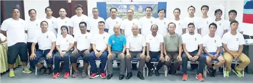  ??  ?? DATUK Yusoff Datuk Mohd Kasim (duduk tengah), Andrew Lian (lima kiri), Gopalkrisn­an Ramasamy (lima kanan) bergambar kenangan selepas perasmian penutupan kursus itu.