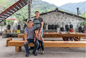  ??  ?? Photo de famille de Luo Zhiqiang devant la ferme aux oiseaux qu’il a construite lui-même