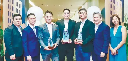  ?? CONTRIBUTE­D FOTO ?? AWARD. PayMaya executives are in full force receiving the recognitio­ns. From left are PayMay head of enterprise IT Ulysses Naguit, chief product officer Mitch Padua, head of growth and brand marketing Raymund Villanueva, business head for government sector Marvin Santos, head of enterprise business Mar Lazaro, head of wallets business Kenneth Palacios and enterprise sales head Rhea Matute.