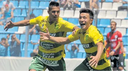  ?? FOTOBAIRES ?? Goleadores. Nicolás Fernández (izquierda) sigue a Lisandro Martínez. Tres goles entre ambos.