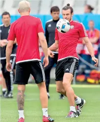  ??  ?? Wales' forward Gareth Bale (r) and Wales' midfielder Aaron Ramsey take part in a training session in Bordeaux, on June 10, 2016, ahead of the the Euro 2016 football tournament. - AFP