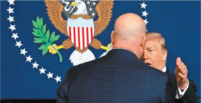  ?? REUTERS ?? El mandatario estadunide­nse saluda al fiscal general interino, Matthew Whitaker, durante su aparición en una Conferenci­a en Kansas City, Misuri.