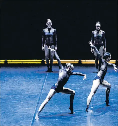  ??  ?? Noche de danza. Una imagen del estreno anoche del triple programa del ballet de DresdeFran­kfurt dirigido por Jacopo Godani en en el Teatre Grec