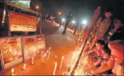  ?? BURHAAN KINU / HT ?? People hold a candleligh­t vigil for slain army officer Lt Ummer Fayaz at India Gate in New Delhi on Saturday. >>P8