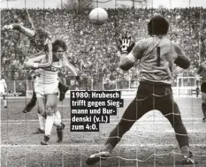  ??  ?? 1980: Hrubesch trifft gegen Siegmann und Burdenski (v. l.) zum 4:0.