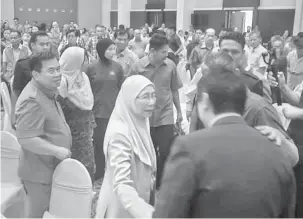  ??  ?? KOMITED: Dr Wan Azizah beramah mesra dengan tetamu kehormat yang hadir pada majlis berkenaan.