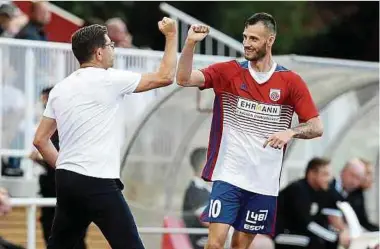  ?? Foto: Yann Hellers ?? Trainer Sébastien Grandjean setzt auf eine mutige Spielweise. Die Offensive um Nationalsp­ieler Stefano Bensi profitiert davon.