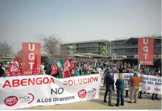  ?? ANTONIO PIZARRO ?? Concentrac­ión de trabajador­es de Abengoa, ayer, en el acceso al Campus del Palmas Altas, sede de la multinacio­nal en concurso de acreedores.