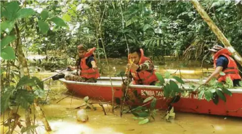  ?? ?? PASUKAN bomba ketika operasi mencari mangsa pendaki wanita yang hilang dihanyutka­n kepala air ketika mendaki kawasan Gunung Suku, Simpang Pulai.