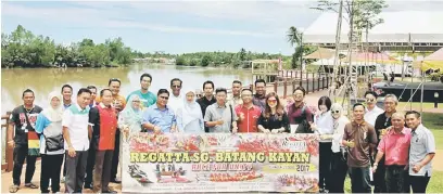  ??  ?? SEMANGAT KERJASAMA: malam. Jawatankua­sa Pesta Lundu 2017 merakamkan gambar kenangan di Tebingan Waterfront Lundu se-