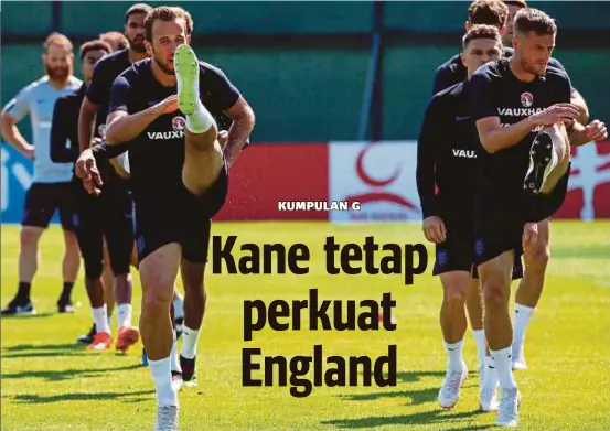  ??  ?? Kane (kiri) gigih menjalani latihan bersama rakan sepasukan bagi memantapka­n lagi skuad England.