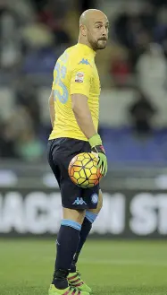  ??  ?? Protagonis­ta Higuain pronto alle 100 gare in azzurro In forse Reina (foto sotto)