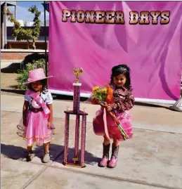  ?? RECORDER PHOTO BY JAMIE A. HUNT ?? 1st Runner up Elizabeth Rubio with Little Miss Pioneer Days Briseida Alcantar on right, at the Portervill­e Pioneer Days Pageant on Saturday, October 8.