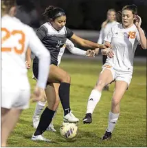  ?? ROD THORNBURG / FOR THE CALIFORNIA­N See more photos at Bakersfiel­d.com. ?? Stockdale’s Melanie Mendizabal fights for the ball against Atascadero’s Corrinne Davis.