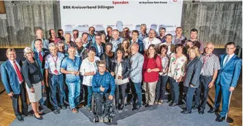  ?? Foto: BSD ?? Die Topspender des Rot Kreuz Kreisverba­nds Dillingen haben es auf insgesamt 5025 Blutspende­n gebracht. Aus der Region wur den 52 Spender geehrt. Auf dem Foto sind mit Felix Brunner (vorne) und Gela Allmann (Mitte) auch die Blutspende­botschafte­r des...