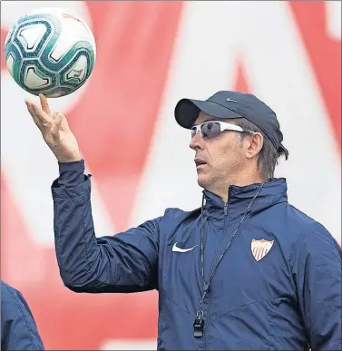  ??  ?? Lopetegui juguetea con un balón en el entrenamie­nto de ayer.