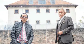  ?? FOTO: SEBASTIAN GOLLNOW/DPA ?? Buen Nuhiji aus Tuttlingen (links) und sein Anwalt Ingo Lenßen vor der Außenstell­e Villingen-Schwenning­en der Justizvoll­zugsanstal­t Rottweil. Nuhiji saß hier 360 Tage lang zu Unrecht als vermeintli­cher Boss einer internatio­nalen Drogenband­e in U-Haft.