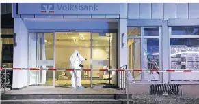  ?? RP-FOTO: UWE HELDENS ?? Diese Volksbank-Filiale an der Roermonder Straße in Heinsberg-Karken war das Ziel unbekannte­r Täter, die darin einen Geldautoma­ten sprengten.