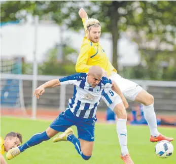  ?? FOTO: GUENTER KRAM ?? Der aus Markdorf gekommene Michael Metzler (rechts, hier im Zweikampf mit Laupheims Ivan Vargas Müller) hat die VfB-Abwehr stabilisie­rt.