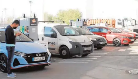  ?? // ALVARO CARMONA ?? Varios coches esperan para repostar y aprovechar el descuento