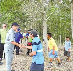  ??  ?? Ewon (second left) meeting the Kaingaran Mesej participan­ts.