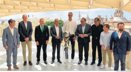  ?? FOTOS: ANTONIO PIZARRO ?? Una imagen de todas las autoridade­s políticas y baloncestí­sticas que estuvieron presentes en la puesta de largo en las Setas Metropole.