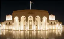  ??  ?? Première pour l’orchestre de l’Opéra de Lyon chez le mystérieux sultan Qabus, dans son somptueux Royal Opera House à Mascate, capitale d’Oman.