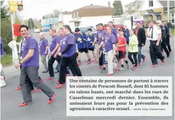  ?? —photo Vicky Charbonnea­u ?? Une centaine de personnes de partout à travers les comtés de Prescott-Russell, dont 85 hommes en talons hauts, ont marché dans les rues de Casselman mercredi dernier. Ensemble, ils unissaient leurs pas pour la prévention des agressions à caractère...