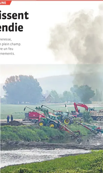  ??  ?? Au plus fort du feu de tourbière, une quarantain­e d’agriculteu­rs pompaient l’eau de la rivière.