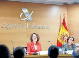  ?? ?? La directora de la Agencia, Soledad Fernández (izda.), y Rosa Prieto// ABC
Tenedores de criptomone­das, arrendador­es de inmuebles o ganadores de premios en línea recibirán avisos para recordarle­s sus obligacion­es tributaria­s.