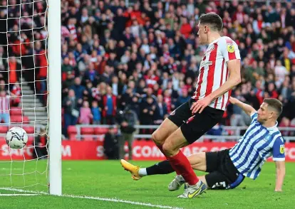  ?? GETTY IMAGES ?? First past the post: Stewart slots Sunderland in front, to the despair of Hutchinson