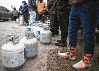  ?? Brett Coomer / Staff photograph­er ?? People line up to fill their empty propane tanks Tuesday at a business on the North Freeway. Temperatur­es stayed below freezing Tuesday, with many still without power.