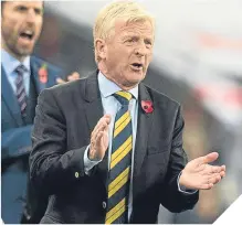  ??  ?? ■ Gordon Strachan encourages his players.