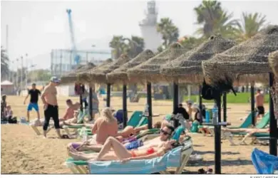  ?? ÁLVARO CABRERA ?? Ambiente en las playas de Málaga capital, ayer domingo.