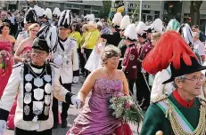  ?? RP-FOTO: F.-H. BUSCH ?? Gestern nach dem Hochamt gab’s den Festzug mit dem Königspaar Michael und Barbara Genenger, den Ministerpa­aren Alexander und Andrea Wassen sowie Christoph und Nicole Spielhofen und Gefolge.