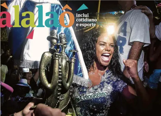  ??  ?? A porta-bandeira Selminha Sorriso com o troféu da Beija-Flor na chegada à festa de comemoraçã­o em Nilópolis, na região metropolit­ana do Rio